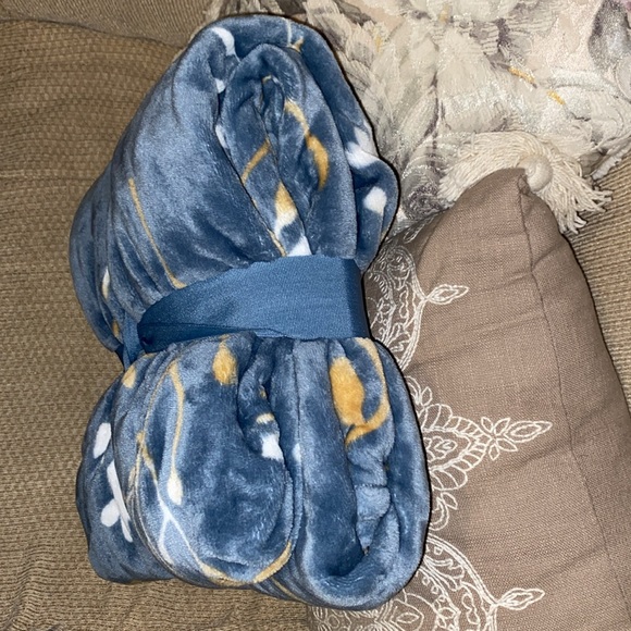 💙💛🤍NWT Berkshire Heritage Collection Oversized Floral Throw Blanket - Picture 5 of 7